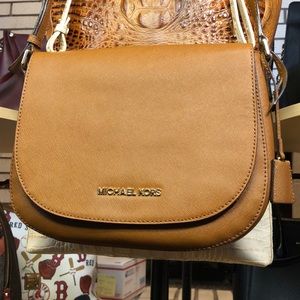 MK BROWN/GOLD MESSENGER LOCK/KEY